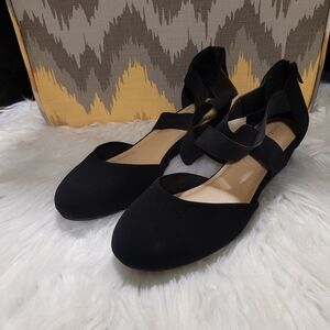 Chic Black Women's Flats with Criss-cross Accent